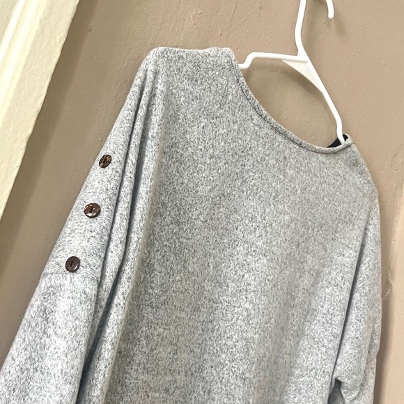 🏷️ talk of the walk • gray knit flower tunic with side slits & flower - Picture 12 of 12